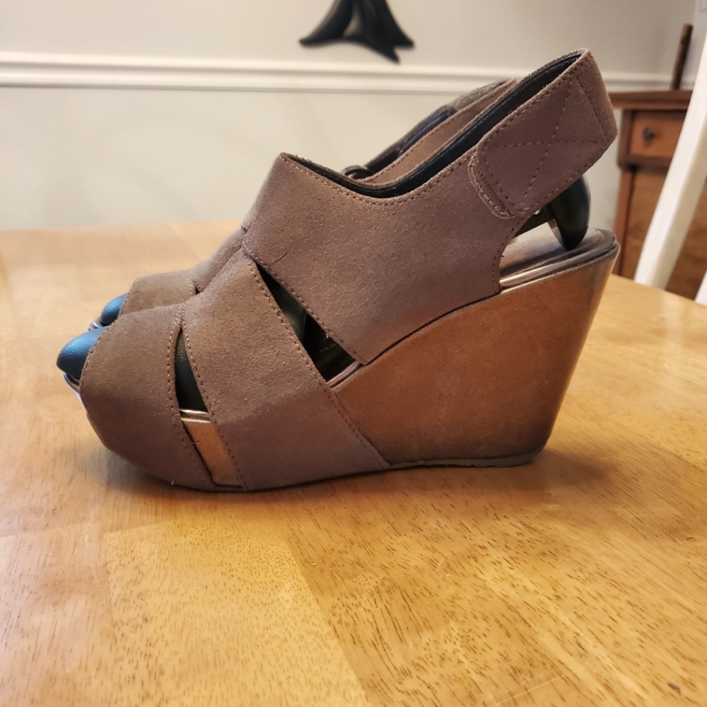 Kenneth Cole Reaction 4 inch platform taupe metallic Size 8.5